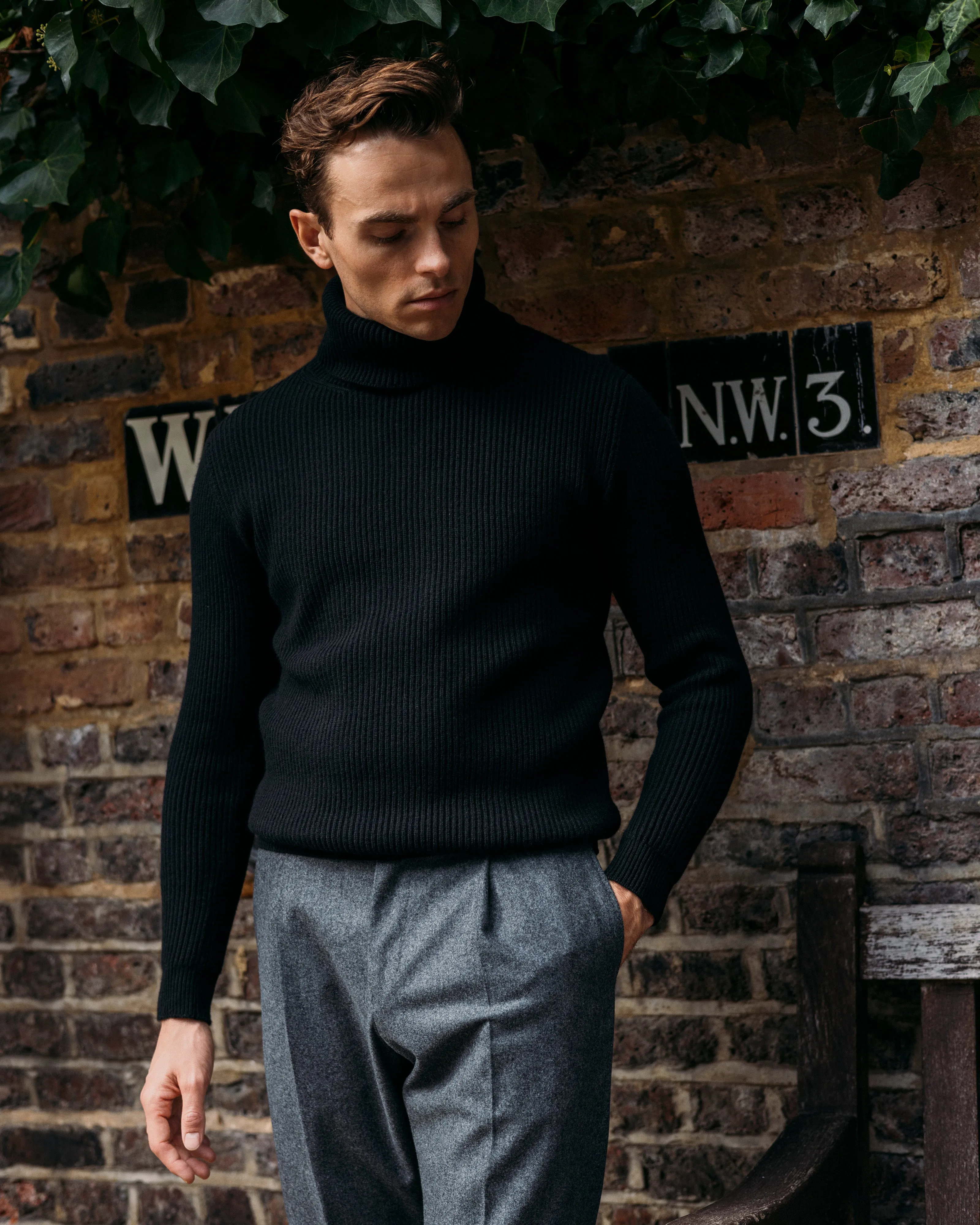 Cashmere ribbed submariner rollneck in black