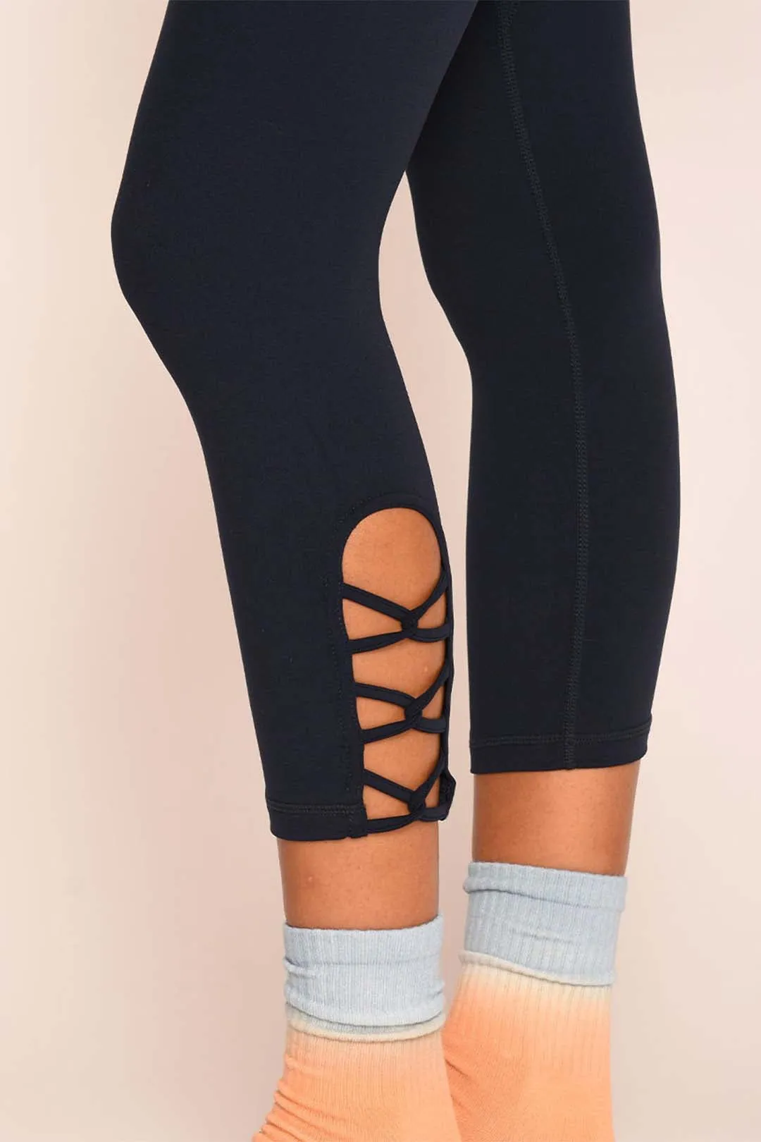 Strechy High-Waist Capri Legging with Calf Cross Straps 23"